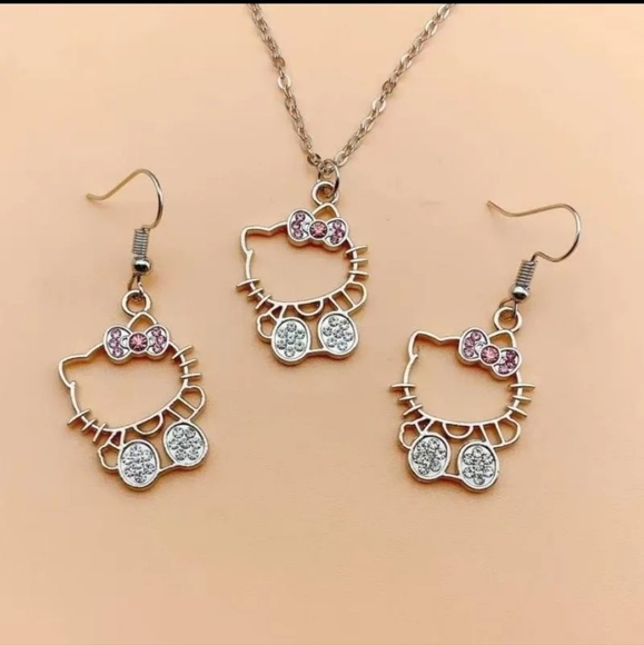 Hello Kitty Rhinestone Necklace - Picture 4 of 4